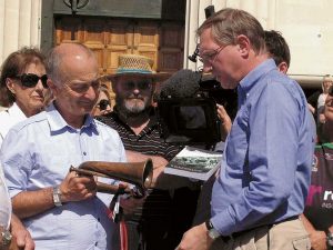 Sir Tony Robinson, of the TV show Tony Robinson: Tour of Duty, talks war to locals at Auckland Museum.