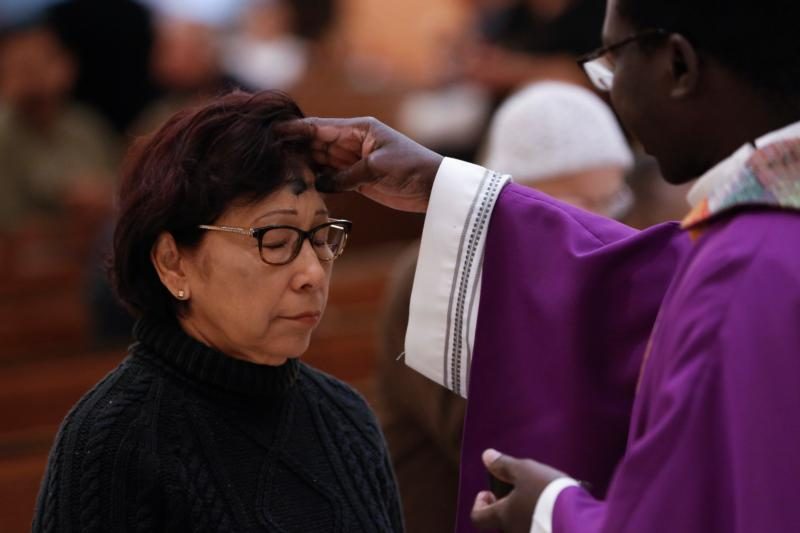 Ashes are distributed at St. Helen Church in Glendale, Arizona, in this 2016 file photo.  Ash Wednesday -- March 1 this year in the Western church calendar -- marks the start of Lent, a season of sacrifice, prayer and charity. (CNS photo/Nancy Wiechec) file photo