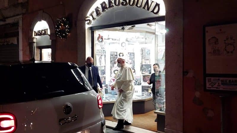 El papa Francisco sale de la tienda de discos Stereo Sound en Roma el 11 de enero de 2022. El papa visitó de sorpresa a la tienda de música a la que solía ir cuando era cardenal y recibió un disco de música clásica como regalo. (Foto CNS/Javier Martinez-Brocal, Rome Reports) EDITORES: SOLO PARA USO DE NOTICIAS.
